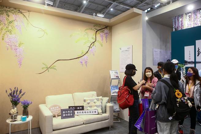 第34届台北国际建筑建材暨产品展开展第一天即吸引许多民眾前往选购油漆，打算过年前为自己的家换装，因台湾地震多，业者也推出防裂的油漆。（邓博仁摄）