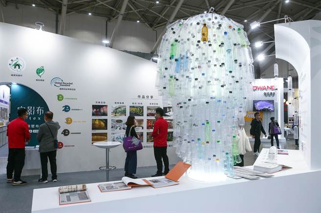 第34届台北国际建筑建材暨产品展开展第一天即吸引许多民眾前往选购不织布，打算过年前为自己的家换装，业者推出环保抑菌壁布。（邓博仁摄）