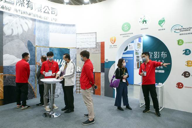 第34届台北国际建筑建材暨产品展开展第一天即吸引许多民眾前往选购不织布，打算过年前为自己的家换装，业者推出环保抑菌壁布。（邓博仁摄）