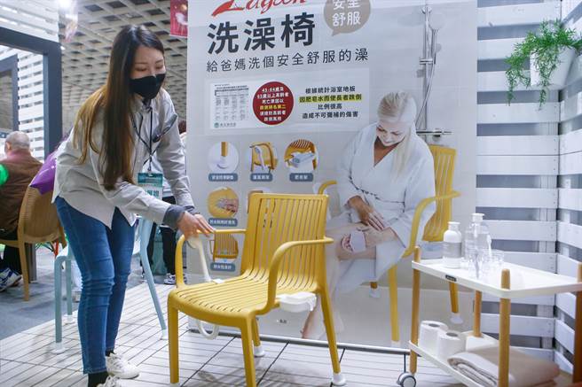 「第34届台北国际建筑建材暨产品展」12月8至11日于南港展览馆盛大登场！随着台湾逐渐高龄化社会，「卫浴厨具区」推出更贴心的坐着洗澡椅。（邓博仁摄）