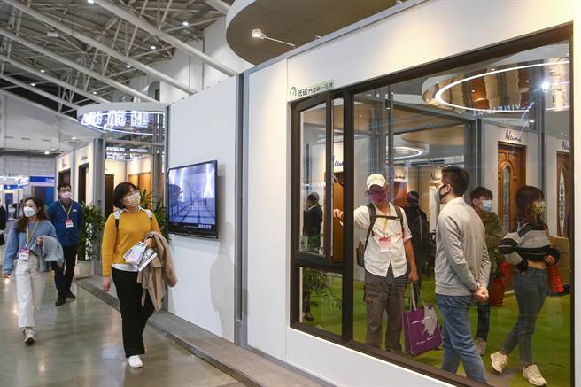 「第34届台北国际建筑建材暨产品展」12月8至11日于南港展览馆盛大登场！许多民眾前往选购铝门窗。（邓博仁摄）
