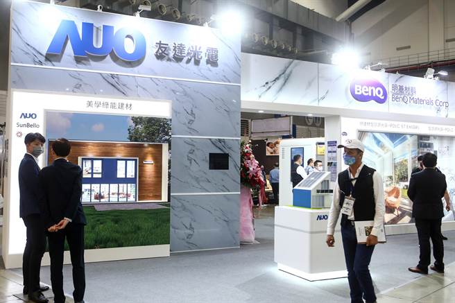 「第34届台北国际建筑建材暨产品展」12月8至11日于南港展览馆盛大登场！友达光电与BenQ通出家用太阳能板。（邓博仁摄）