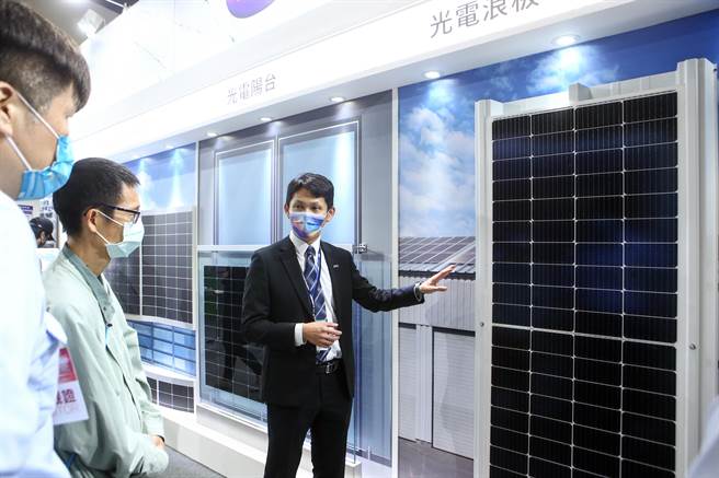 「第34届台北国际建筑建材暨产品展」12月8至11日于南港展览馆盛大登场！友达光电与BenQ通出家用太阳能板。（邓博仁摄）