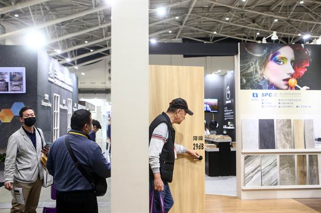 第34届台北国际建筑建材暨产品展开展第一天即吸引许多民眾前往选购，为自己的家换装。（邓博仁摄）