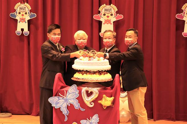 华夏科技大学3日在国际会议厅隆重举行「华夏五六载·幸福我主宰」56周年校庆庆祝典礼。（校方提供）