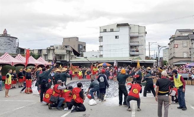 宜兰县议员简松树打头阵举神旗在锣鼓声中赤脚往前衝。（吴佩蓉摄）