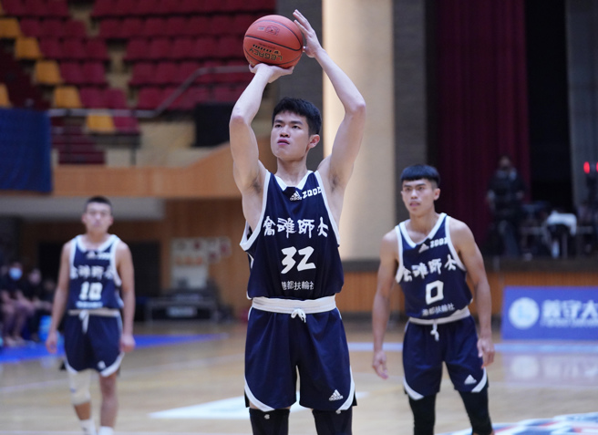 高师大蔡镇岳12分、17篮板。（大专体总提供）