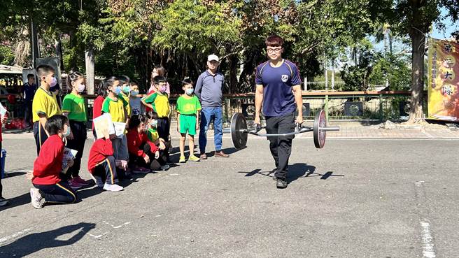 台南市消防之友会第二办事处与台南市消防局第二大队举办肌力竞赛及趣味防火防灾知识竞赛。（张毓翎摄）