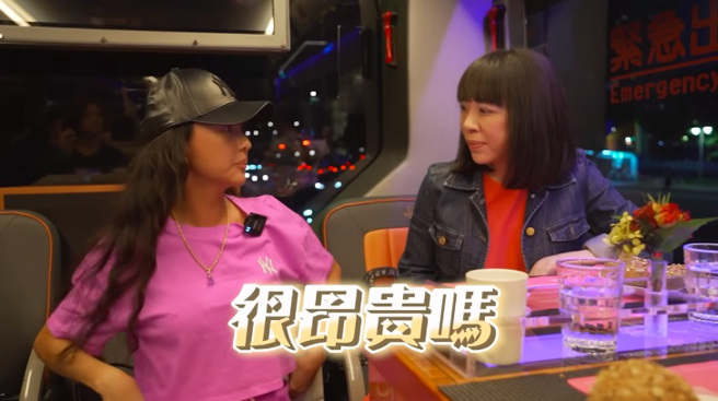 关颖问朋友包车贵不贵，朋友豪气回答「还好」。（图／关颖七十二变 YouTube）