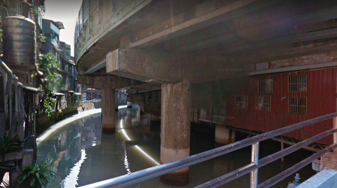 基隆西定河大德橋的髒污情況掀起熱議。（圖／翻攝自Google Maps）