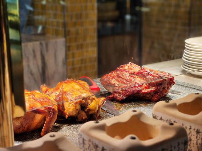 （台中李方艾美酒店二楼的新食谱全日自助餐厅，拥有台中唯一现点现烤的烧烤各式排餐区。图／李方艾美）