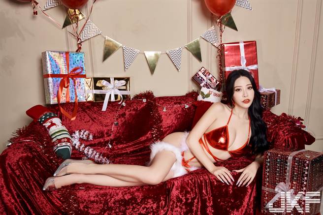 玟妡一身性感圣诞火红内衣装，令人喷鼻血。（JKF提供）