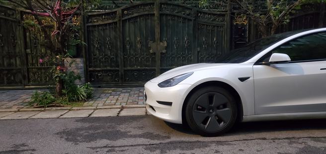 一名網友抱怨家門口停了一輛特斯拉，好奇要怎樣「處理」比較好，網友也提出2招解決。（圖／翻攝爆怨公社）