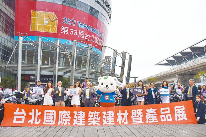 第34届台北国际建筑建材暨产品展重磅登场；图为去年展会50多位建筑师及热情民眾共组重机车队迎接开幕典礼。图／大展提供