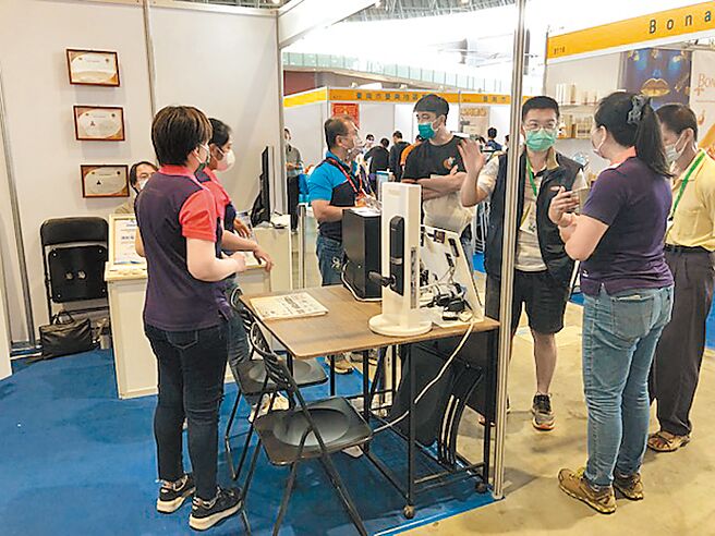 鸿利电子锁日前于参展现场展出该套系统，吸引许多民眾与建商驻足询问，后续追踪也有不错的成绩，显见民眾与建商对于住家管理模式相当在意。图／郭文正