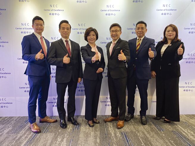 NEC台湾卓越中心2.0记者会，由NEC台湾董事总经理赖佳怡（左三）与副总经理暨政府公共解决方案事业群总经理卓崧华（右三）、副总经理暨统智科技总经理吉村明（左二）、企业解决方案事业群总经理菅井健（右二）、金融制造解决方案事业群副总经理徐健评（左一）及资通讯产品事业群副总经理吴翊郡（右一）共同发表NEC One ID最新应用。图／郭静芝