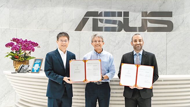 华硕全球副总裁暨技术长黄泰一（左起）、华硕营运长暨全球资深副总裁谢明杰与罗氏大药厂台湾总经理Girish Mulye合影。图／华硕提供