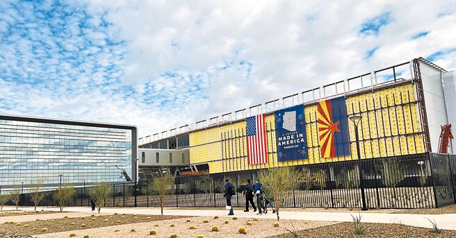 台积电亚利桑那州5奈米制程的12吋晶圆厂「Fab 21」7日举行首批机台设备到厂移机典礼。（摘自亚利桑那州州长杜希推特）