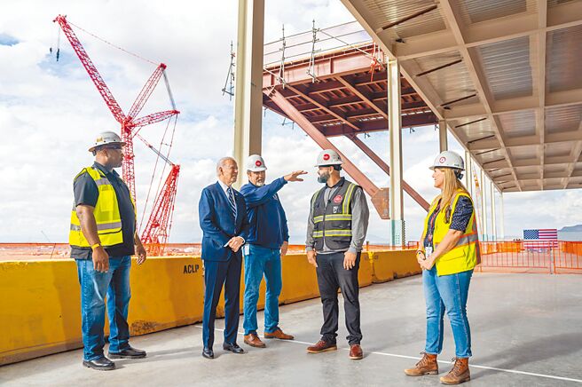 美国总统拜登（左二）参观台积电亚利桑那州晶圆厂厂区。（摘自美国总统拜登推特）