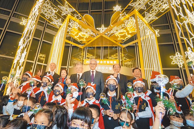 台新金控圣诞祭7日举办点灯仪式，由台新金控董事长吴东亮（右三）、台新银行独立董事李贤源（右一）、台新金控独立董事林义夫（右二）、台新金控董事郭瑞嵩（左三）等一同点亮高达50公尺超高圣诞灯饰。（台新提供）