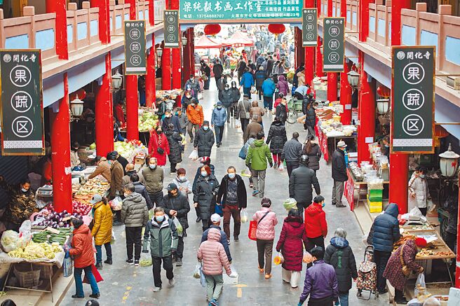 为加速明年经济復甦，大陆各地大力推进復产復工。图为山西省太原市民到市场採买。（中新社）