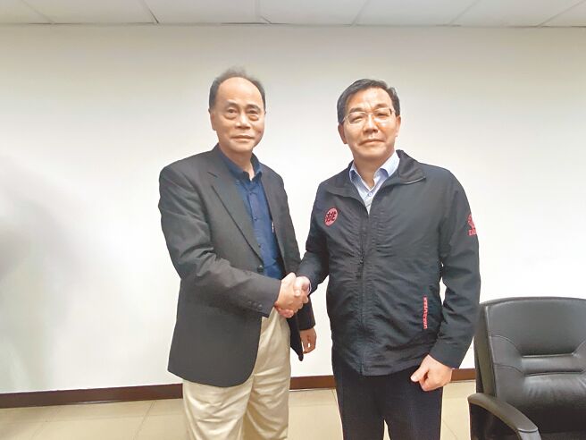 桃园市准市长张善政交接小组召集人黄敏恭（左）和市府秘书长黄治峯（右）7日首度开会讨论交接事宜。（蔡依珍摄）