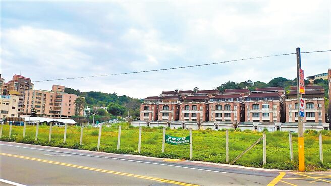 苗栗首座社宅「明驼好室」，将座落在苗栗市南苗商圈附近，7日动工，预计2025年10月中旬竣工，未来完工可供107户入住。（李京升摄）