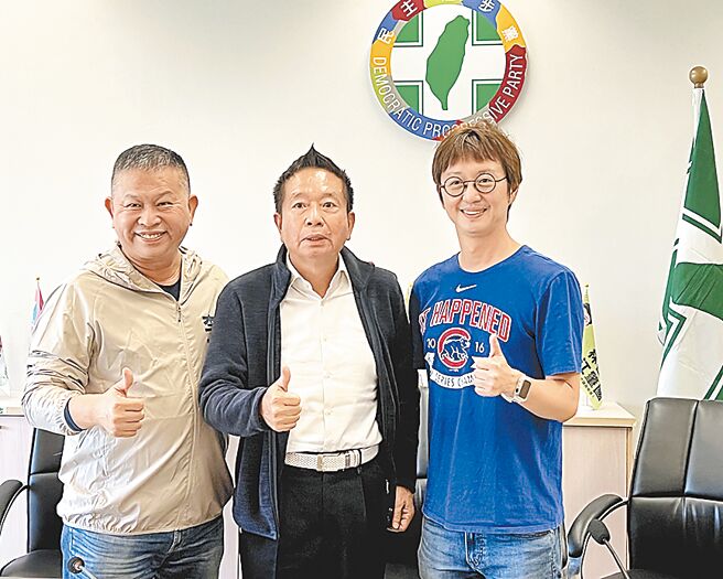 民进党台中市议会党团改选，亲正国会的何文海（中）获12票当选新任总召，与现任总召江肇国（右）、民进党台中市党部主委李天生（左）合影。（林欣仪摄）