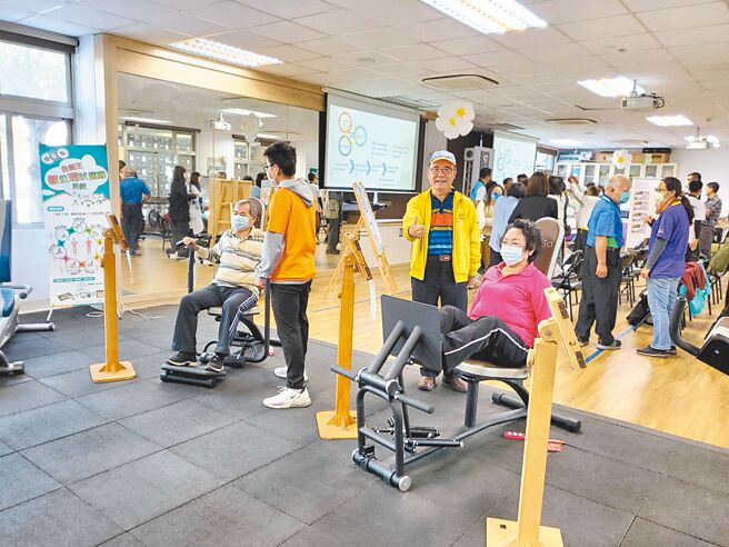 设在云林科技大学产学研大楼的「运动科技示范中心」7日揭牌启用，有兴趣的银髮族、社区民眾都可报名参加课程。（周丽兰摄）