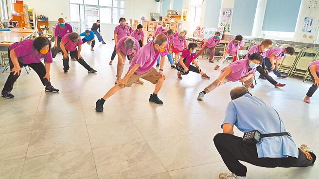 老人到社區關懷據點參加健康促進課程及活動，希望能夠藉此延緩老化及失能。（林雅惠攝）