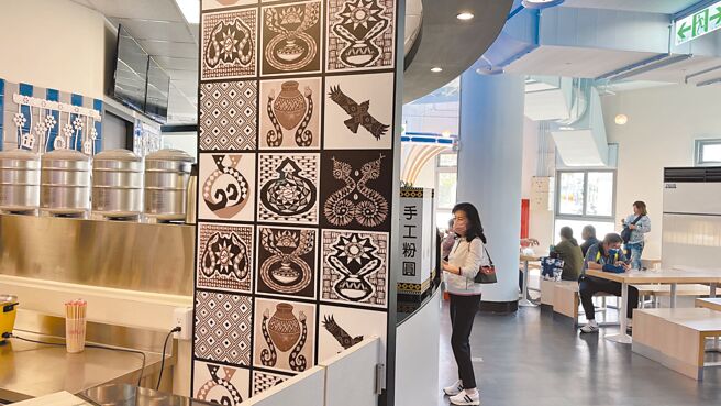 大武之心南迴驿装潢图象涉嫌盗用排湾族艺术家创作，台东县政府表示，已请营运厂商后续处理。（读者提供／蔡旻妤台东传真）