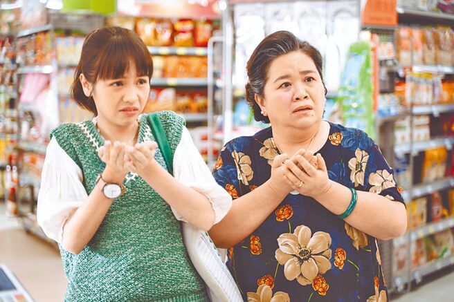 锺欣凌（右）与黄姵嘉靠一场「乞讨戏」在2天内找回默契。（威视提供）