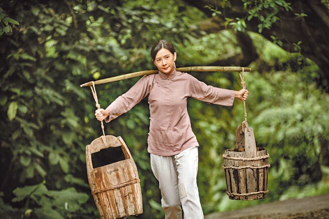 安心亚在《牛车来去》饰演农妇阿春，需要亲力亲为各种农活。（公视、禾丰制作提供）