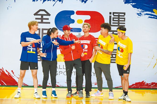 黃宏軒（左起）、錢薇娟、江宏傑、夏浦洋、郭泓志、Zing昨故意擺出爭奪冠軍的模樣。（三立提供）