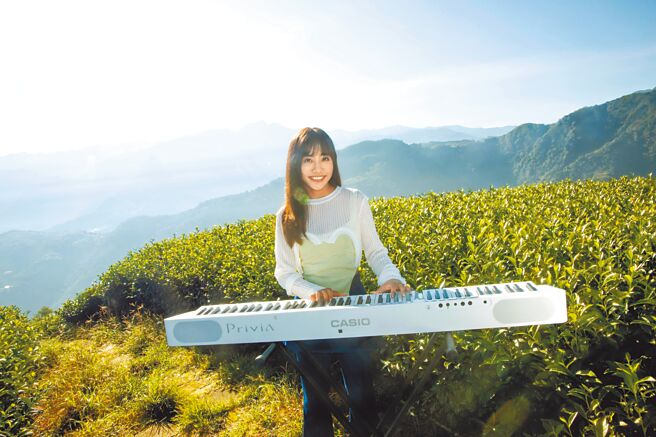 蔡佩轩日前赴阿里山拍摄新歌MV，开心享受当地美景。（索尼音乐提供）