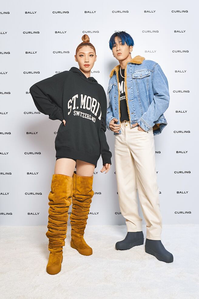 娄峻硕（右）与Karencici以Bally Curling独特的反差造型登台。（Bally提供）