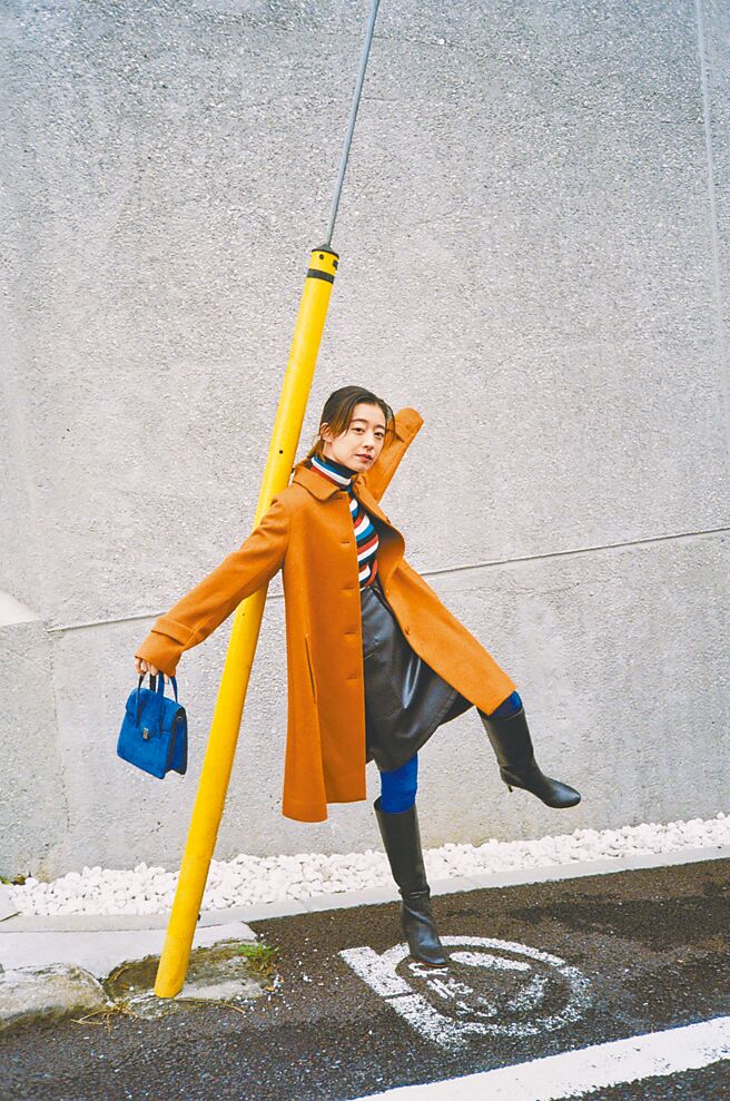 羊文学主唱兼吉他手Moeka Shiotsuka经常穿agnes b.品牌服饰，也是To b.爱好者。（摘自日本agnes b.官网）