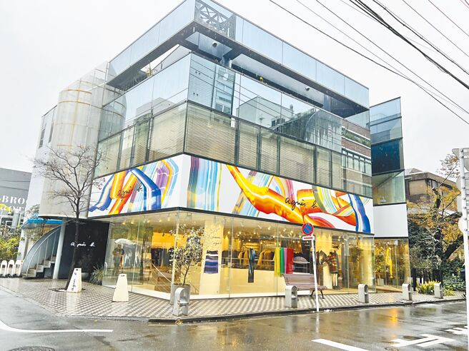 agnes b.青山店以艺廊形式展出合作艺术家作品，商品陈列店装也散发艺术气息。（agnes b.提供）
