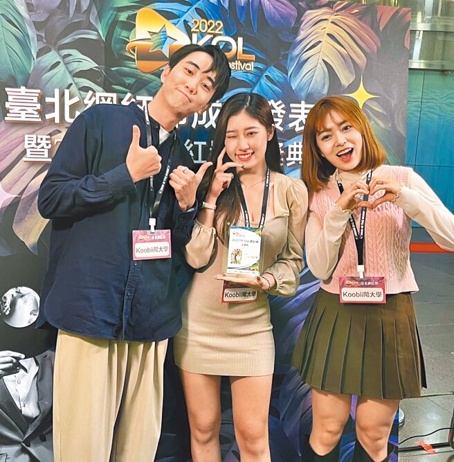 「koobii闹大学」靠着有趣街访掳获一票大学生的心，年轻能量替合作商圈带来新面貌。（朱世凯摄）