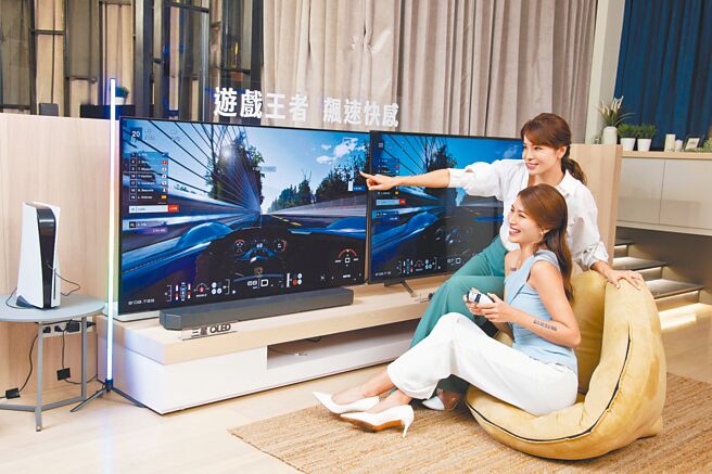 三星全新的OLED电视搭载业界首创超宽电竞萤幕比功能，可调整为21:9或32:9画面比例，更能快速唤出Game Bar游戏工具列。（三星提供）