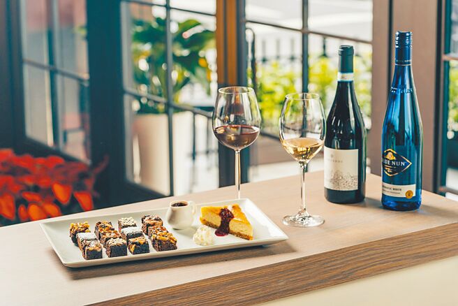 台灣首家美式布朗尼專賣店「coco.Brownies可可布朗」正式進駐東區，主打「Dessert & Wine Pairing微醺可可套餐」（見圖）880元，可嘗到6口味布朗尼包含焦糖海鹽等。（coco.Brownies提供）飲酒過量 有礙健康