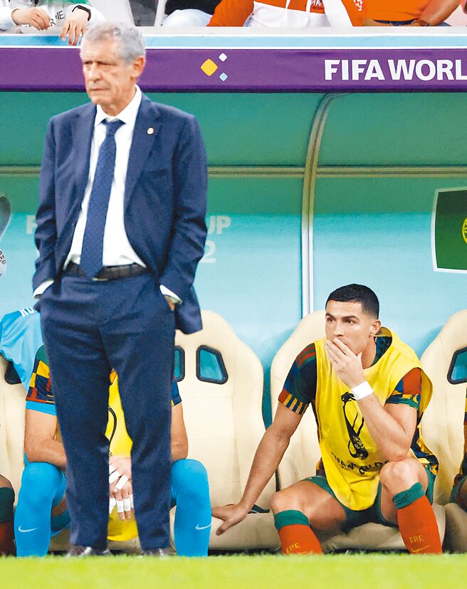 葡萄牙教头桑托斯（左）毅然让队长C.罗纳多坐板凳，成功抢下8强门票。（路透）