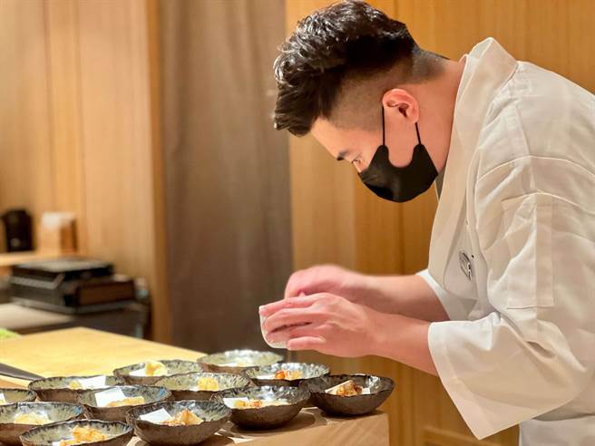 超人氣無菜單料理「初魚」12月初正式進駐漢神百貨，採取全預約制。（柯宗緯攝）