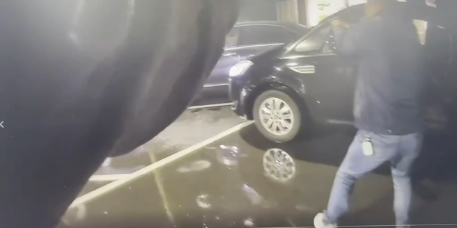 醋男闯北市松山区民宅轰小王3枪，逃往烘炉地山区与警驳火头部中弹命危。(戴志扬翻摄)