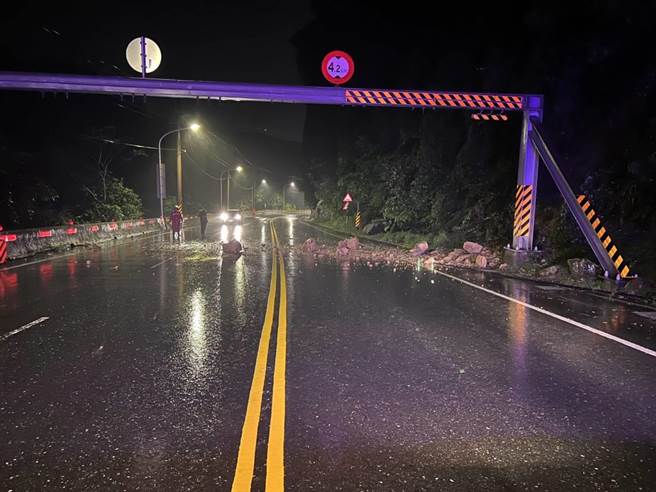 新北市瑞芳区瑞八公路凌晨发生少量土石崩落状况，经公路总局基隆工务段紧急清理，已经恢復双向通车。（新北市警察局瑞芳分局提供／张志康新北传真）