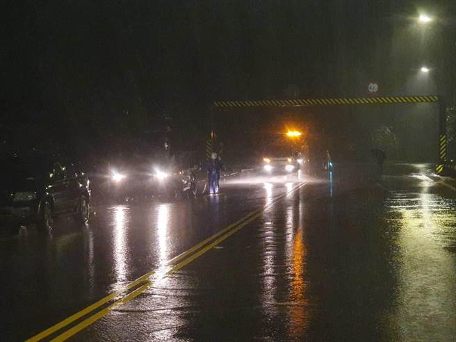 新北市瑞芳区瑞八公路凌晨发生少量土石崩落状况，经公路总局基隆工务段紧急清理，已经恢復双向通车。（新北市警察局瑞芳分局提供／张志康新北传真）