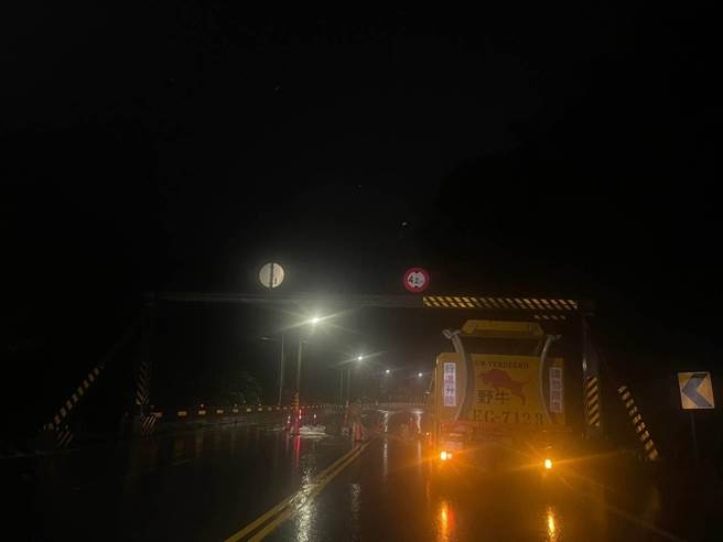 新北市瑞芳区瑞八公路凌晨发生少量土石崩落状况，经公路总局基隆工务段紧急清理，已经恢復双向通车。（新北市警察局瑞芳分局提供／张志康新北传真）