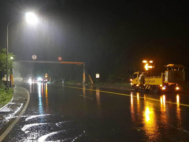 新北市瑞芳区瑞八公路凌晨发生少量土石崩落状况，经公路总局基隆工务段紧急清理，已经恢復双向通车。（新北市警察局瑞芳分局提供／张志康新北传真）