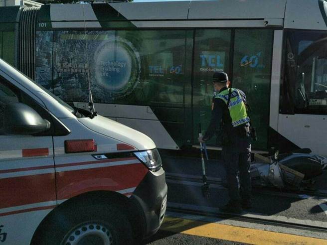 李姓骑士与轻轨发生擦撞，头部重创无生命迹象，正送医抢救中。（翻摄照片／崔正纲高雄传真）