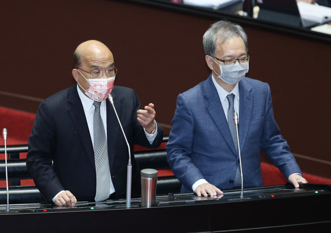 九合一大选民进党惨败，内阁改组声浪频传，行政院长苏贞昌（左）、卫福部长薛瑞元（右）屡遭点名应下台负责。(资料照,姚志平摄)